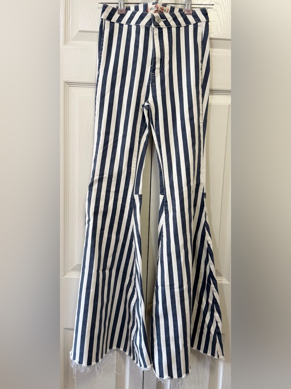 FREE PEOPLE HIGH RISE JUST FLOAT ON FLARE JEANS EUC! (Sz 24) 32" inseam - Picture 4 of 6